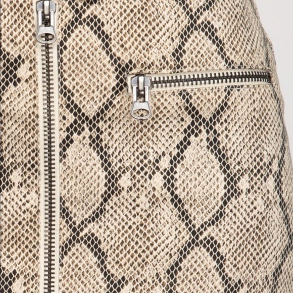 Snakeskin mini skirt - Picture 3 of 4